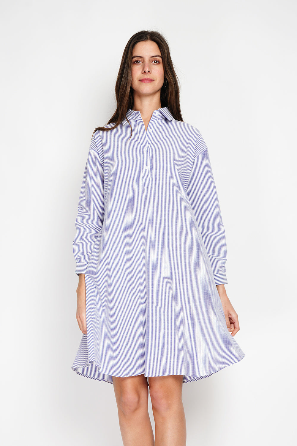Abito camicia svasato a righe con maniche lunghe e bottoni sul davanti Blu