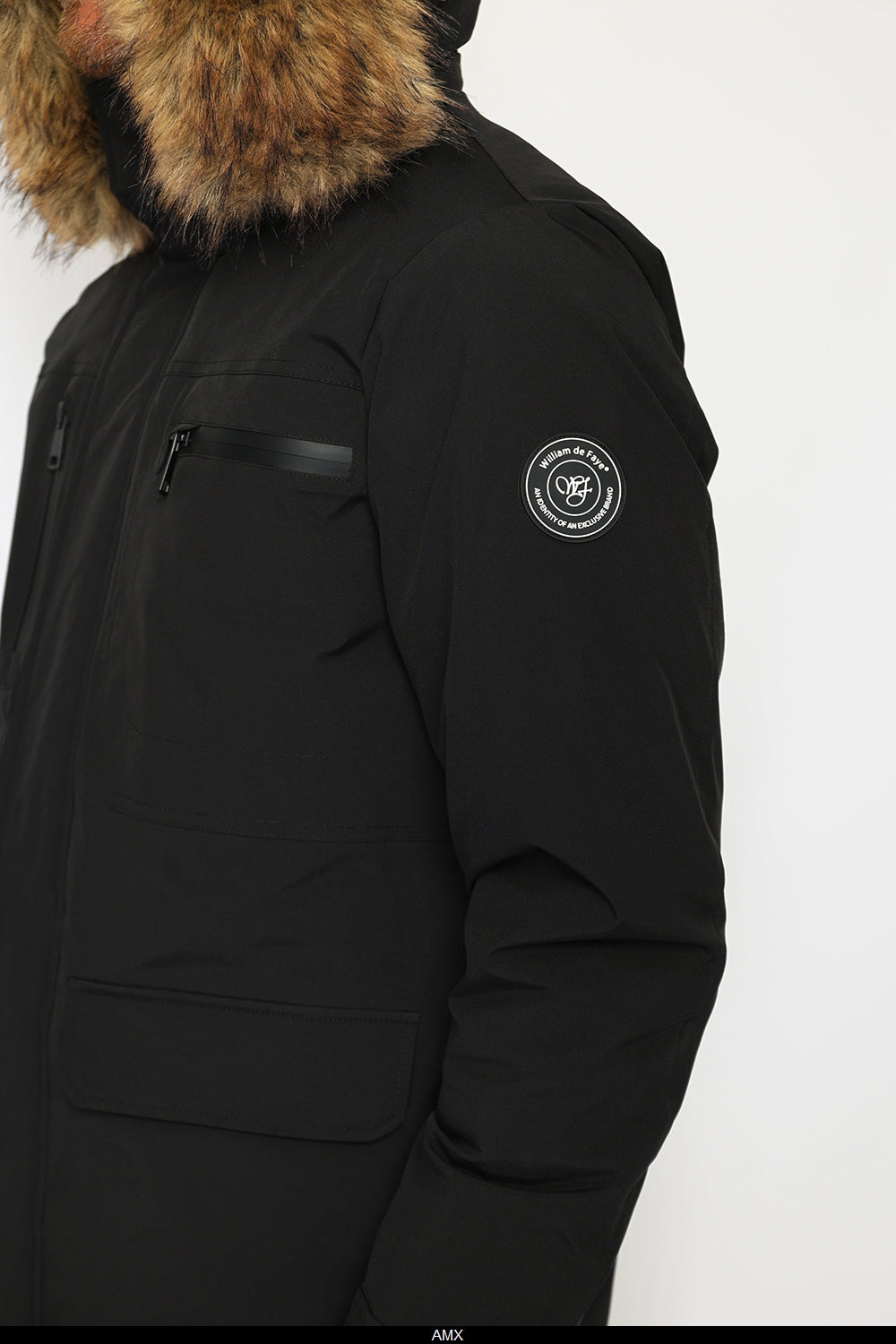 Piumino impermeabile con isolamento termico fino a -20°C, con cappuccio staccabile bordato di pelliccia, tasche multiple, maniche lunghe con polsini elasticizzati. - Nero