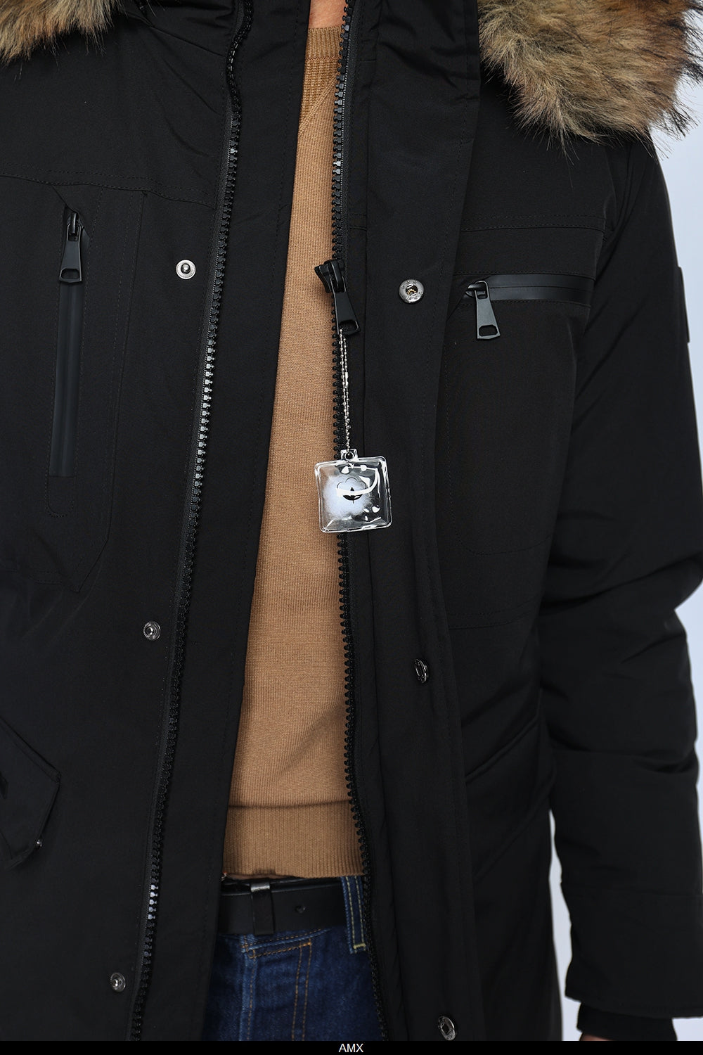 Piumino impermeabile con isolamento termico fino a -20°C, con cappuccio staccabile bordato di pelliccia, tasche multiple, maniche lunghe con polsini elasticizzati. - Nero