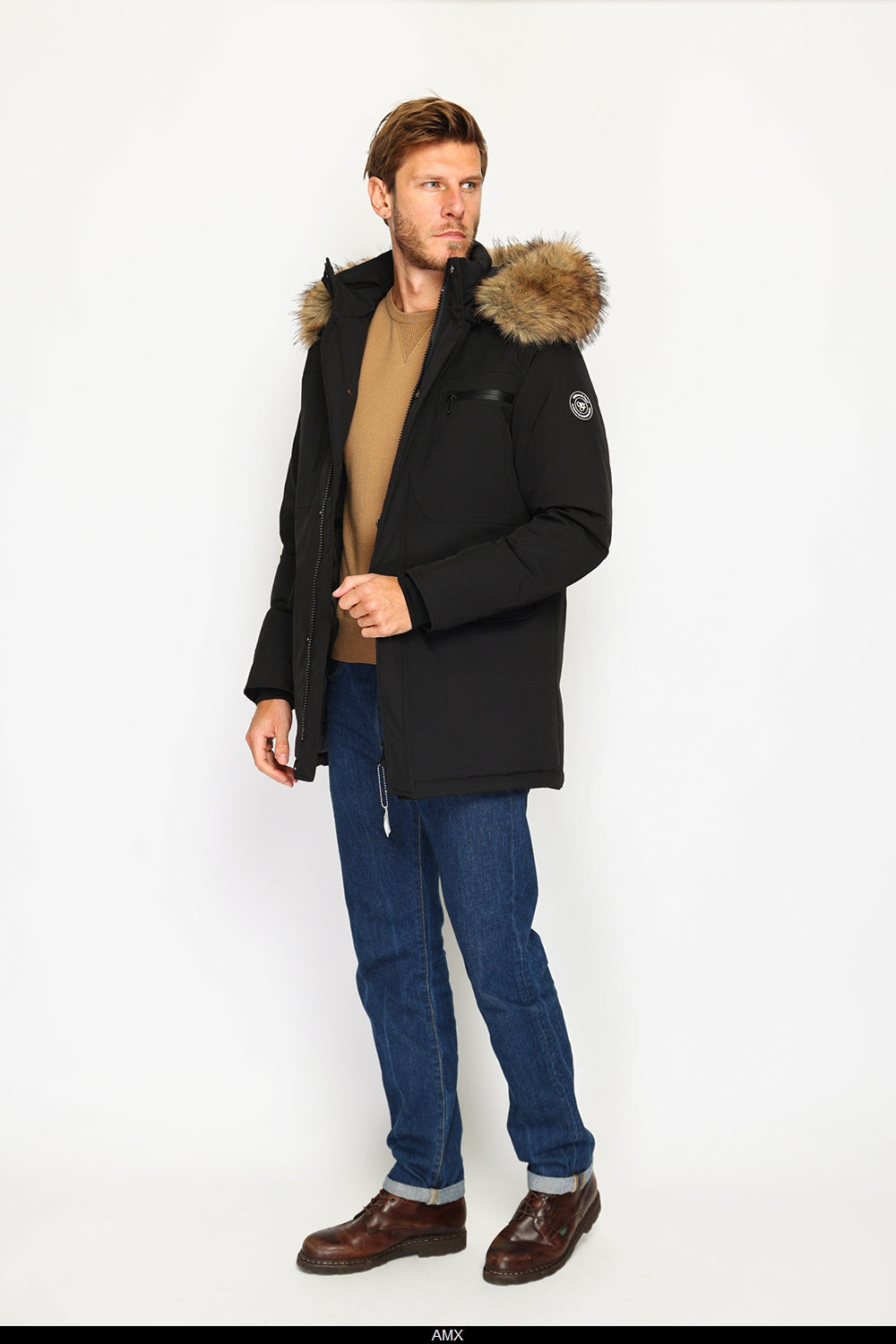 Piumino impermeabile con isolamento termico fino a -20°C, con cappuccio staccabile bordato di pelliccia, tasche multiple, maniche lunghe con polsini elasticizzati. - Nero