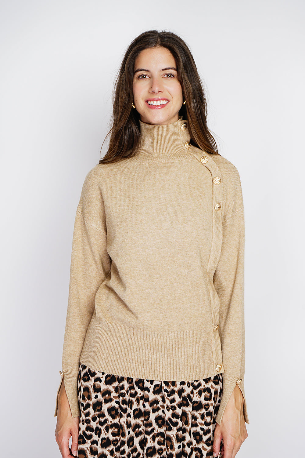 Maglione a collo alto a maniche lunghe con bottoni dorati Cammello
