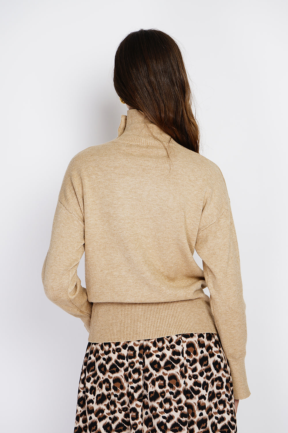 Maglione a collo alto a maniche lunghe con bottoni dorati Cammello