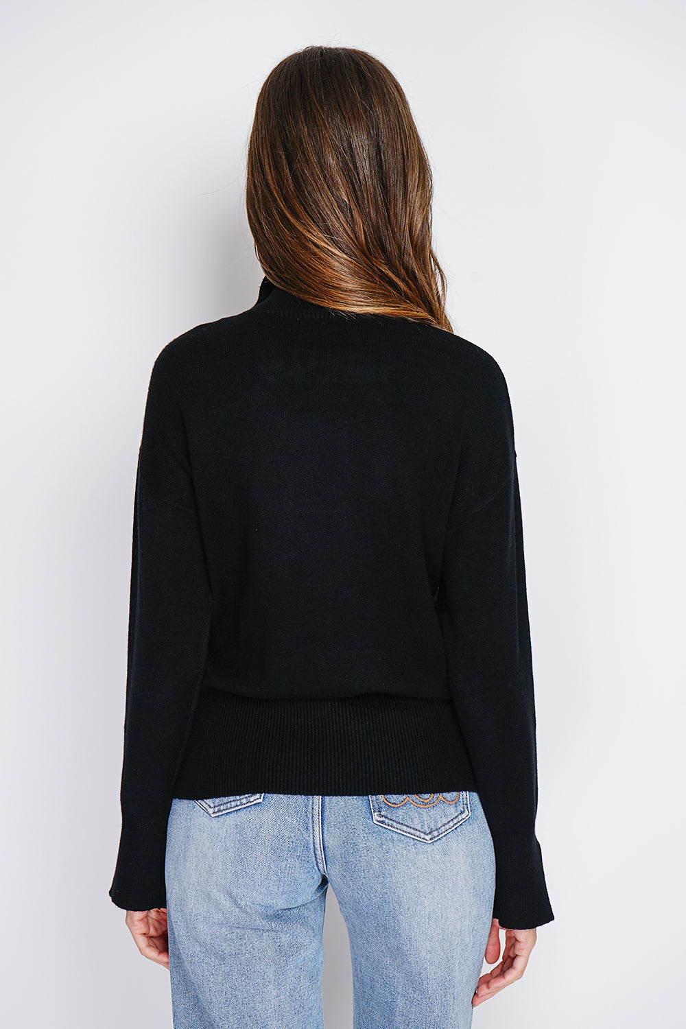 Maglione a collo alto a maniche lunghe con bottoni dorati Nero