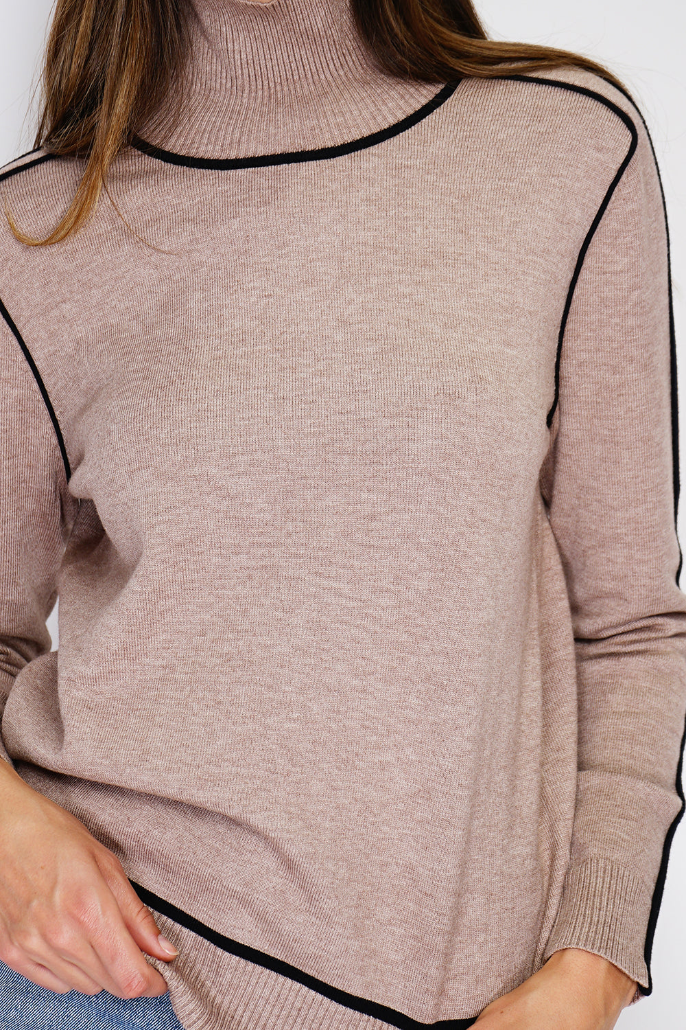 Maglione ampio, collo alto e maniche lunghe in due colori Deserto