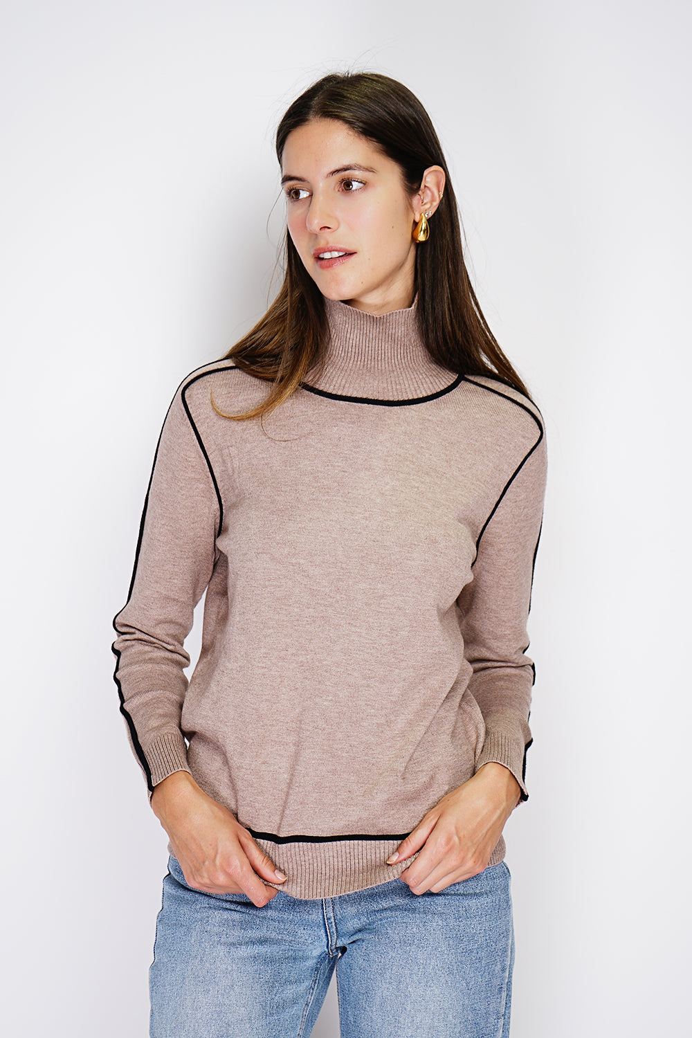 Maglione ampio, collo alto e maniche lunghe in due colori Deserto