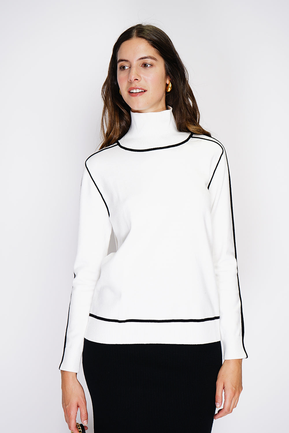 Maglione ampio, collo alto e maniche lunghe in due colori Naturale