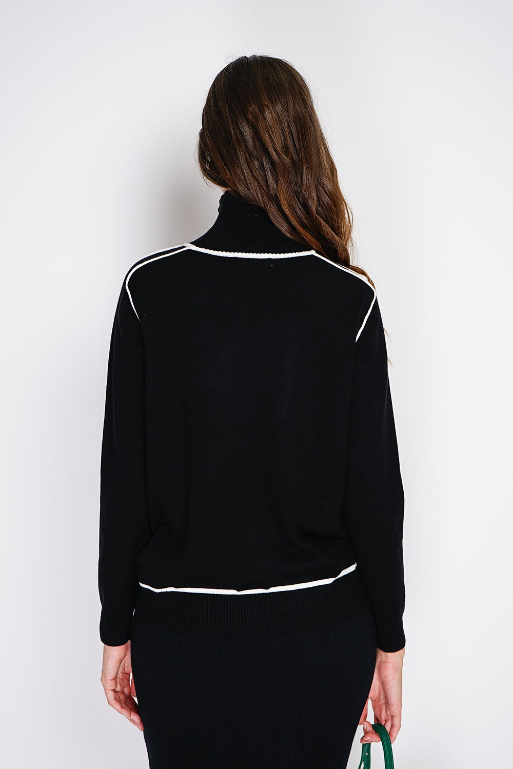 Maglione ampio, collo alto e maniche lunghe in due colori Nero