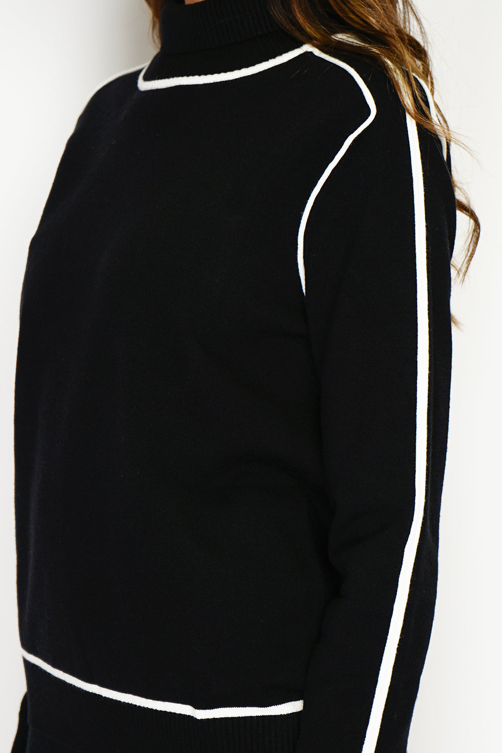 Maglione ampio, collo alto e maniche lunghe in due colori Nero