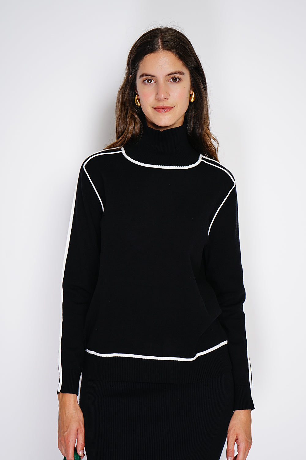 Maglione ampio, collo alto e maniche lunghe in due colori Nero