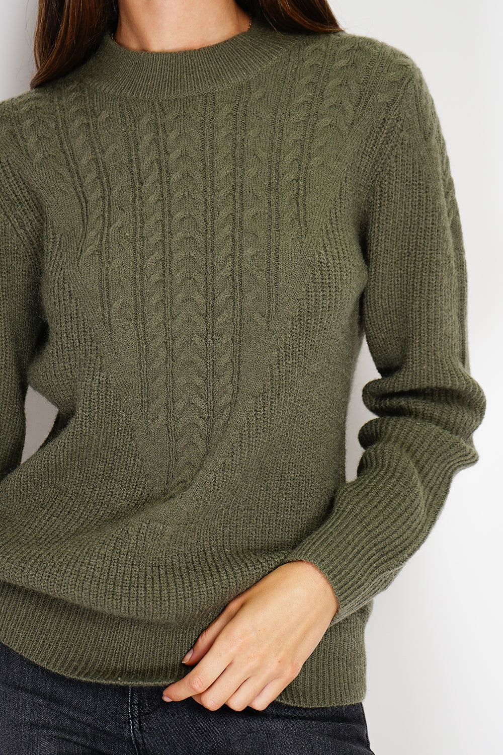 Maglione girocollo a maniche lunghe con torsione sul davanti Cachi