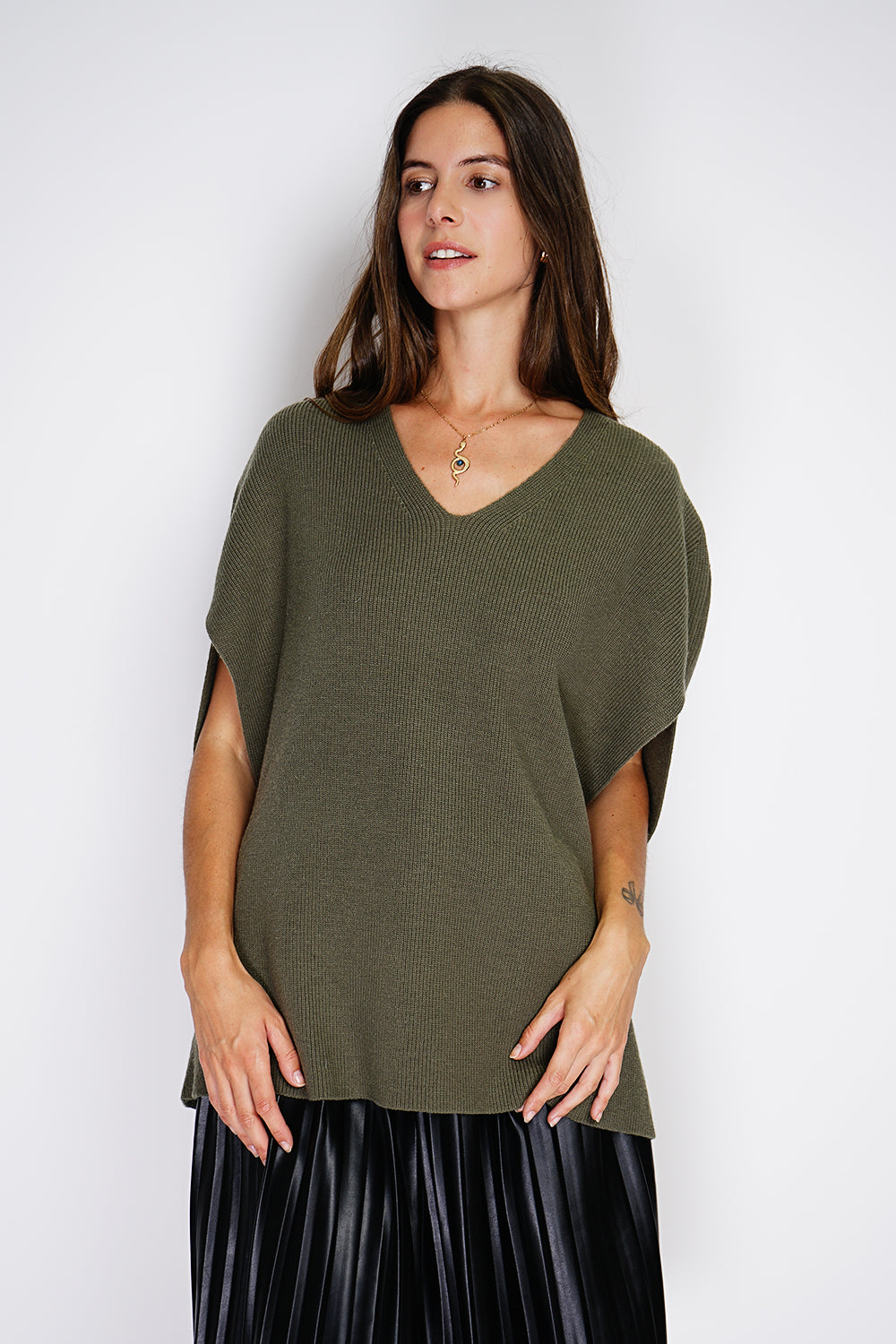 Maglione poncho con scollo a V lavorato a maglia Cachi