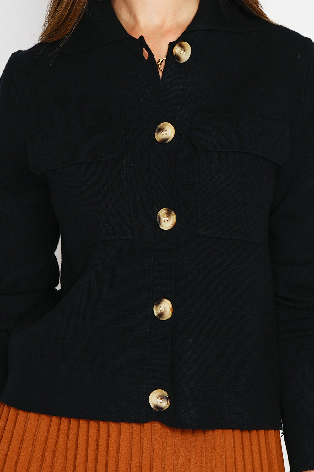 Elegante gilet abbottonato, tasche con patta e maniche lunghe Nero