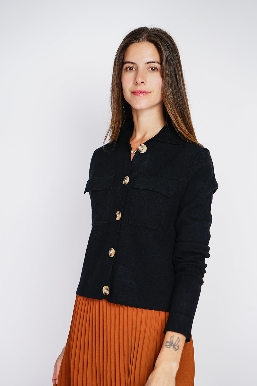 Elegante gilet abbottonato, tasche con patta e maniche lunghe Nero