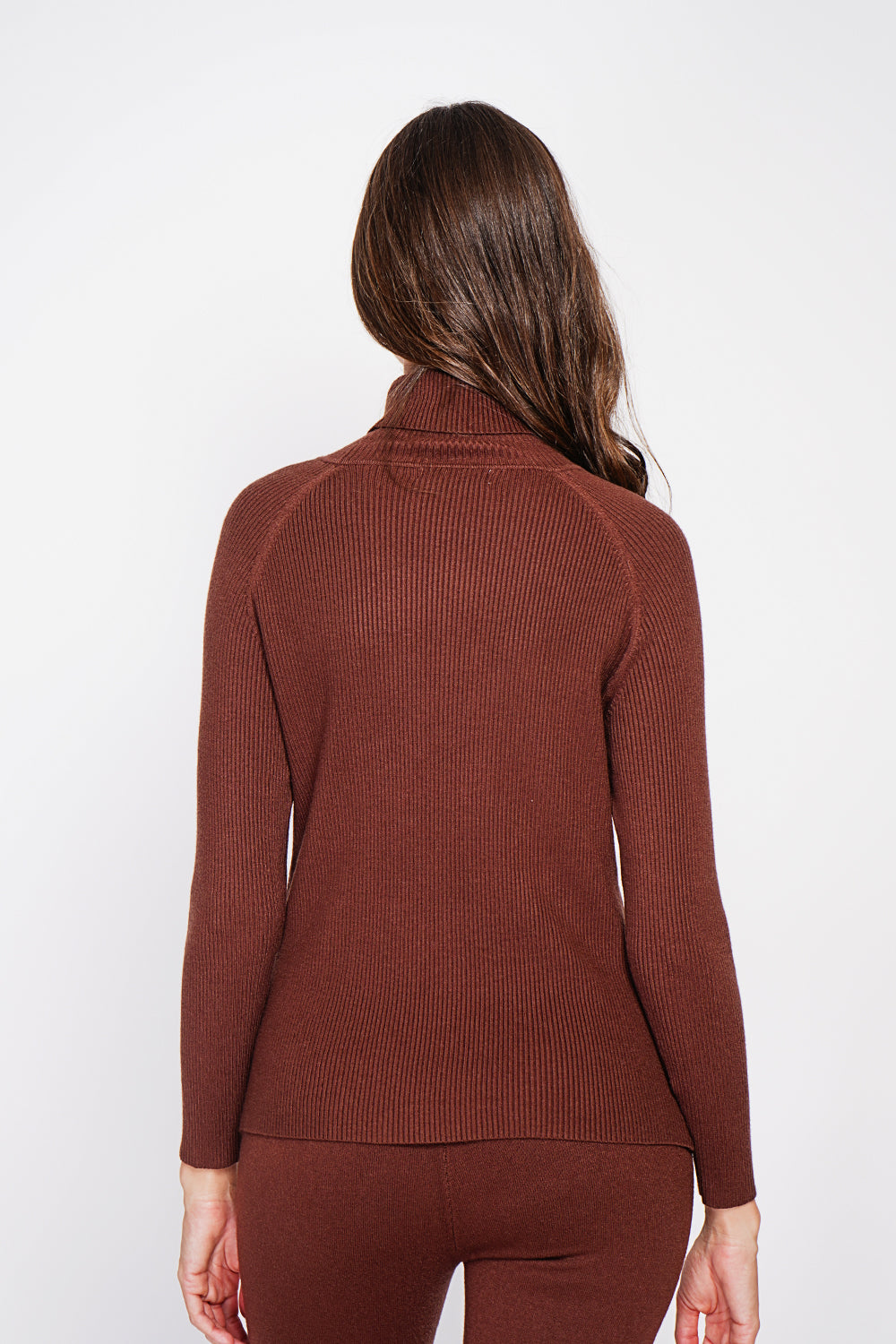 Set composto da maglione a collo alto con parte anteriore in maglia fantasia e pantaloni larghi a vita alta in 3 fili Caffè