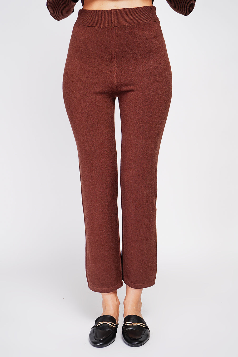 Set composto da maglione a collo alto con parte anteriore in maglia fantasia e pantaloni larghi a vita alta in 3 fili Caffè