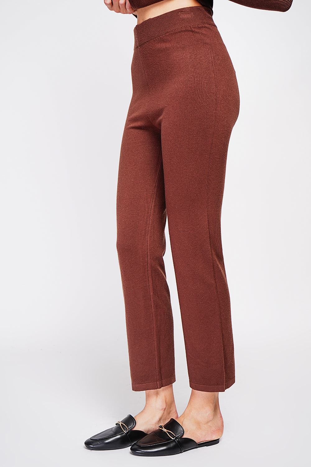 Set composto da maglione a collo alto con parte anteriore in maglia fantasia e pantaloni larghi a vita alta in 3 fili Caffè