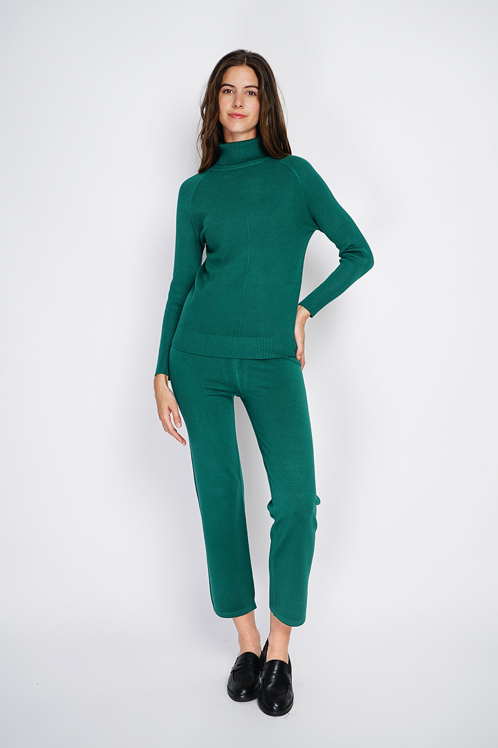 Completo composto da maglione a collo alto lavorato a maglia e pantaloni larghi a vita alta in 3 filati - Amazon Green