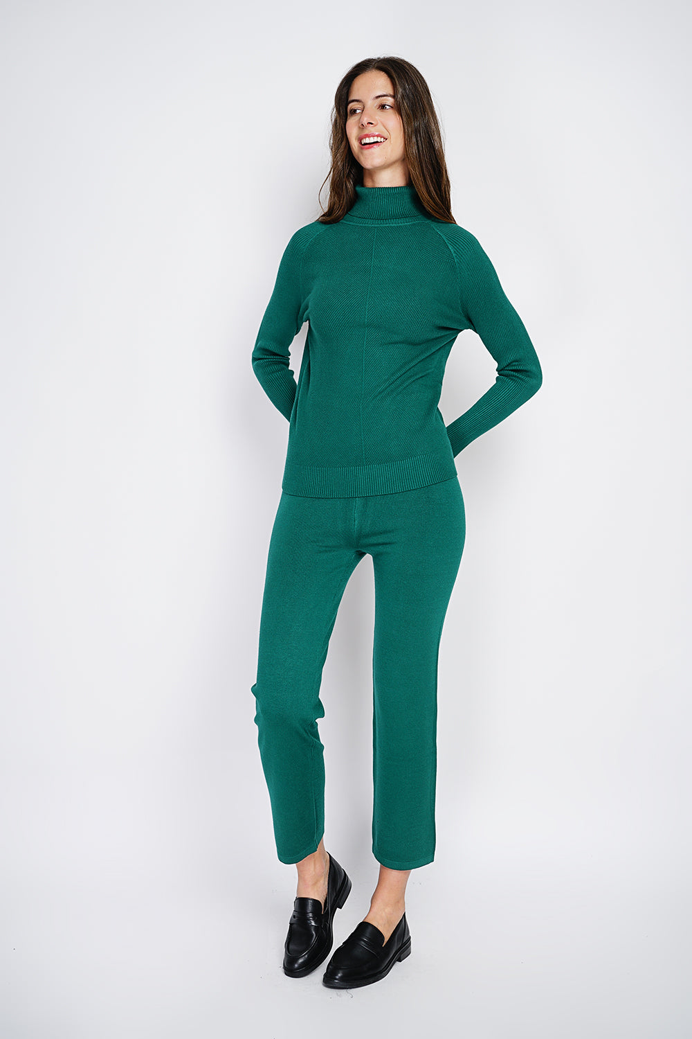 Completo composto da maglione a collo alto lavorato a maglia e pantaloni larghi a vita alta in 3 filati - Amazon Green