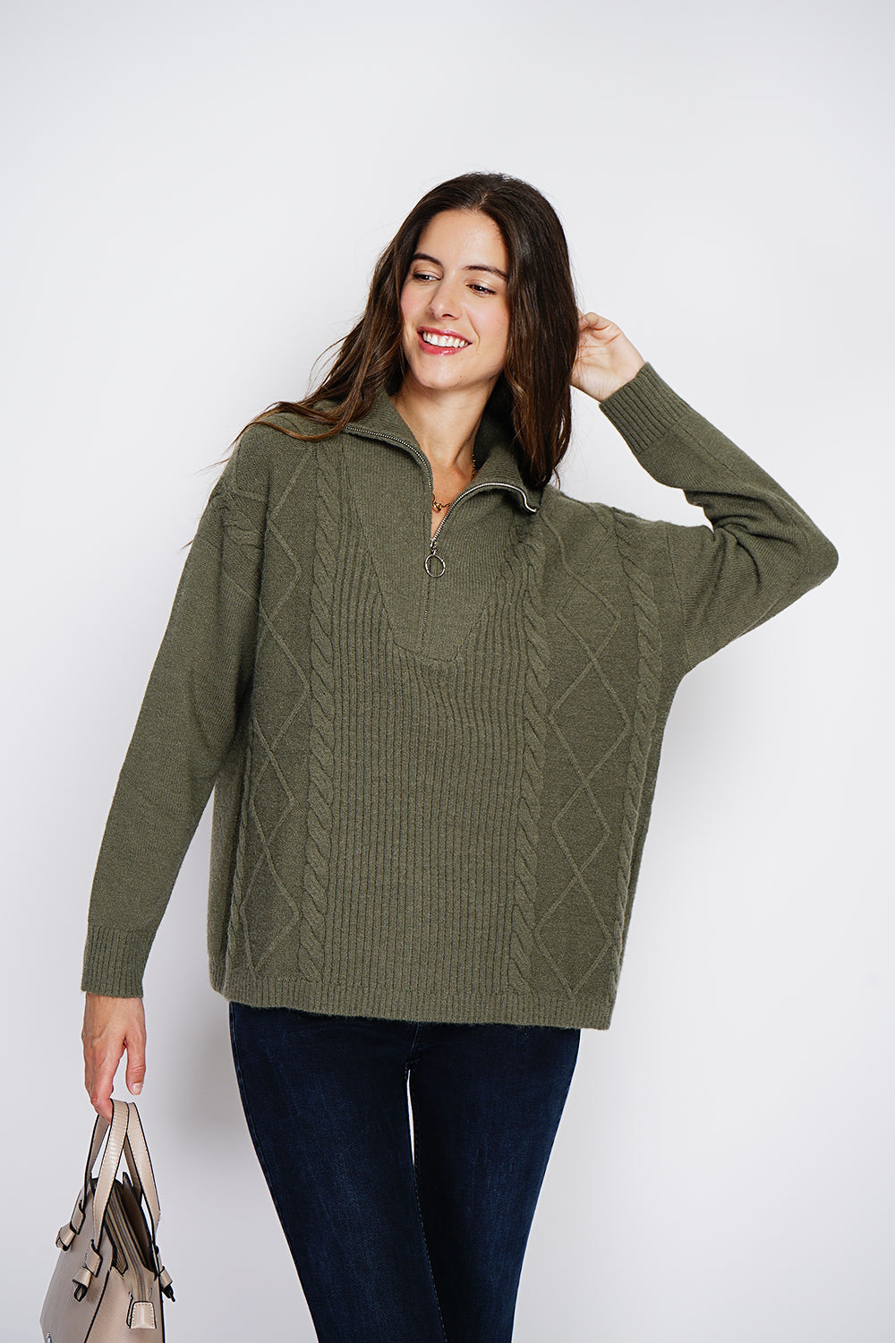 Maglione poncho con collo alto e chiusura a zip, lavorazione a maglia fantasia con maniche lunghe Cachi