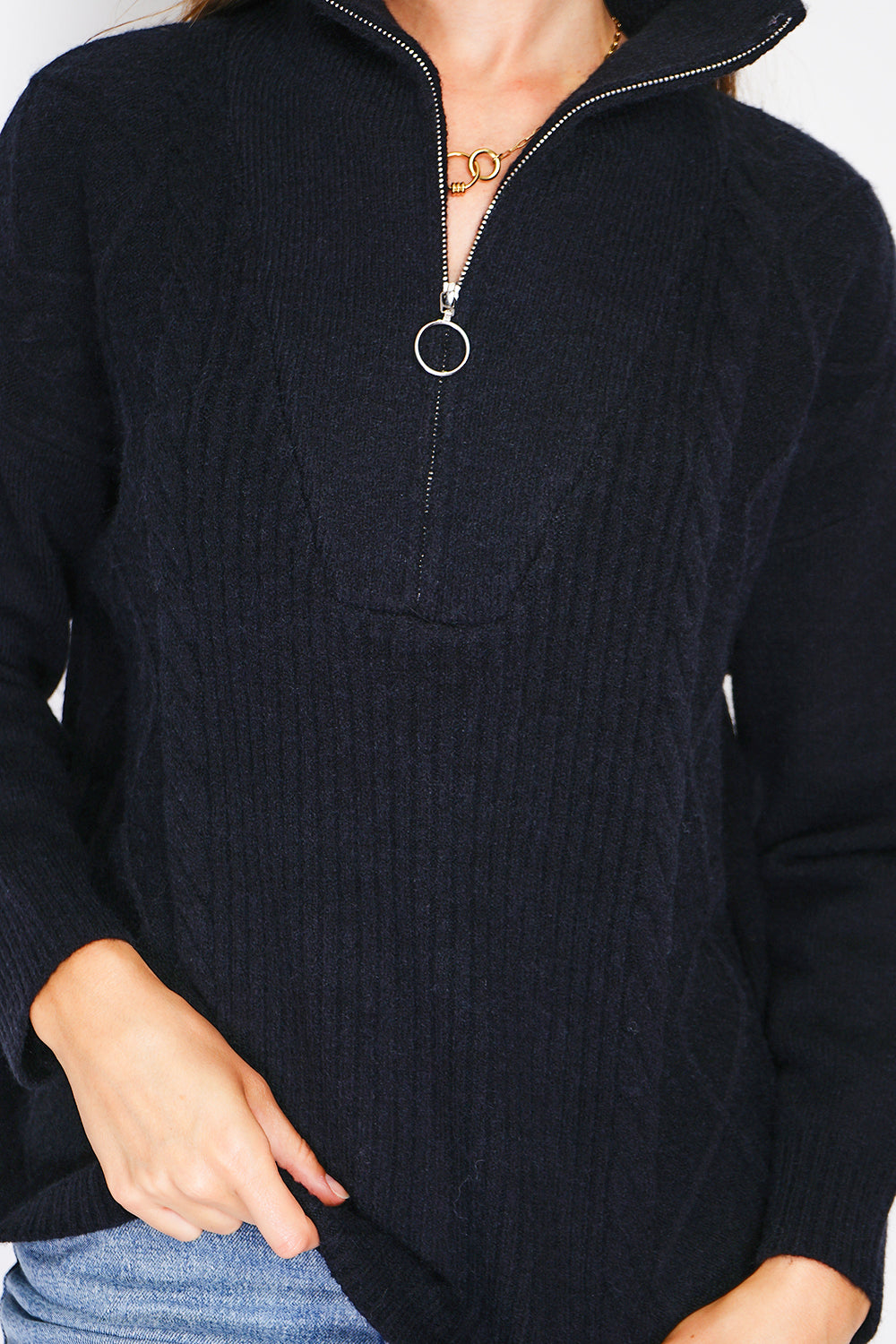 Maglione poncho con collo alto e chiusura a zip, lavorazione a maglia fantasia con maniche lunghe Nero