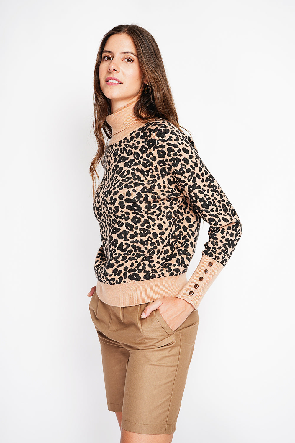 Maglione a collo alto largo con stampa leopardata e abbottonatura leggermente sbuffata sul fondo della manica Cammello