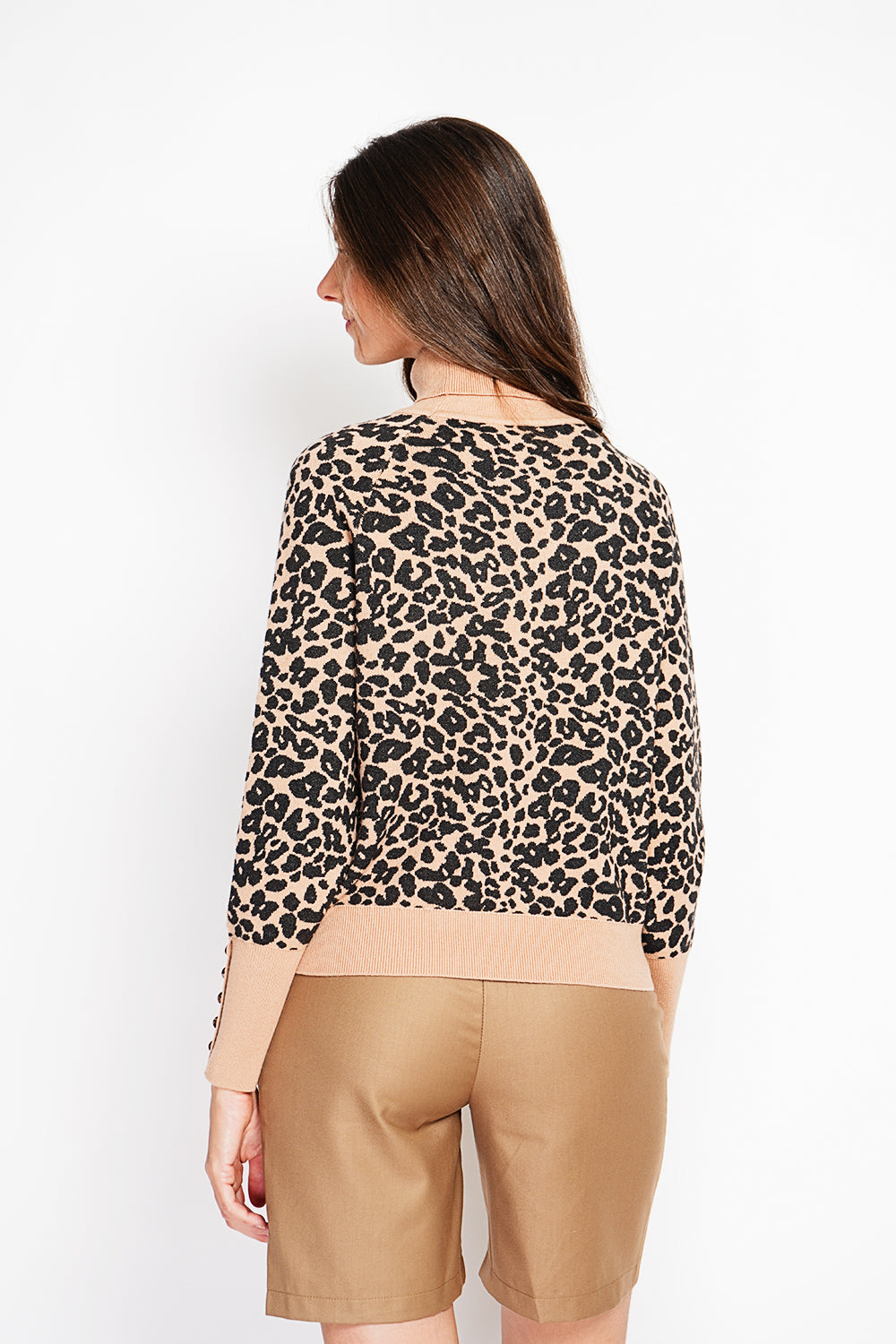 Maglione a collo alto largo con stampa leopardata e abbottonatura leggermente sbuffata sul fondo della manica Cammello
