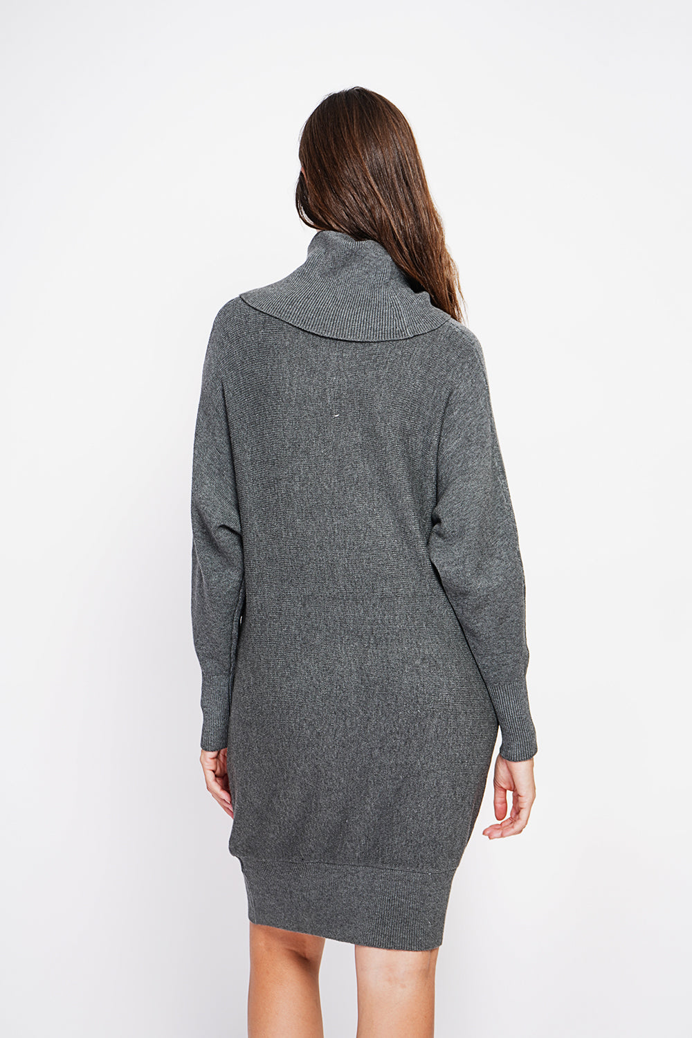 Abito oversize con scollo a barchetta, parte anteriore audace e maniche a pipistrello Lupo