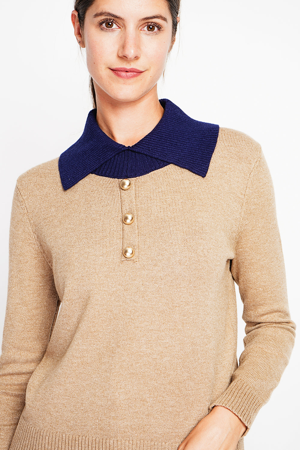 Maglione oversize con collo alto e bottoni in bronzo e maniche lunghe Cammello