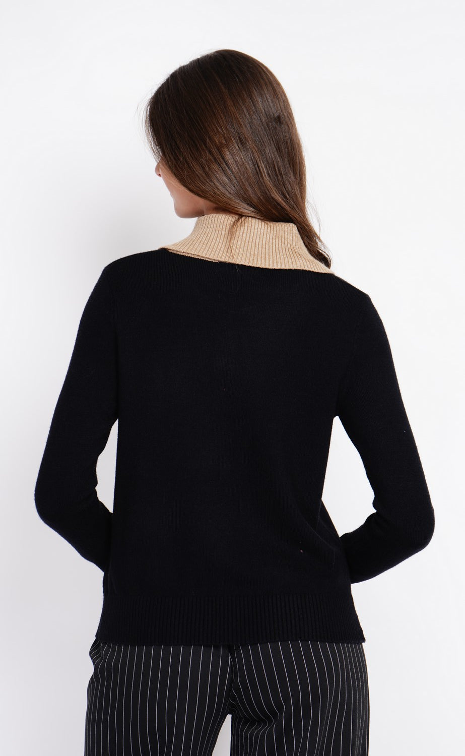 Maglione oversize con collo alto e bottoni in bronzo e maniche lunghe Nero