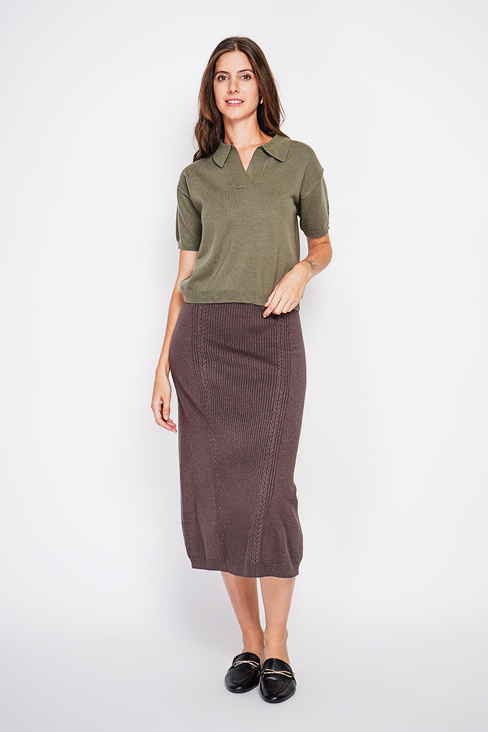 Maglione a collo alto, bordi a coste, vestibilità oversize con maniche di media lunghezza. Cachi