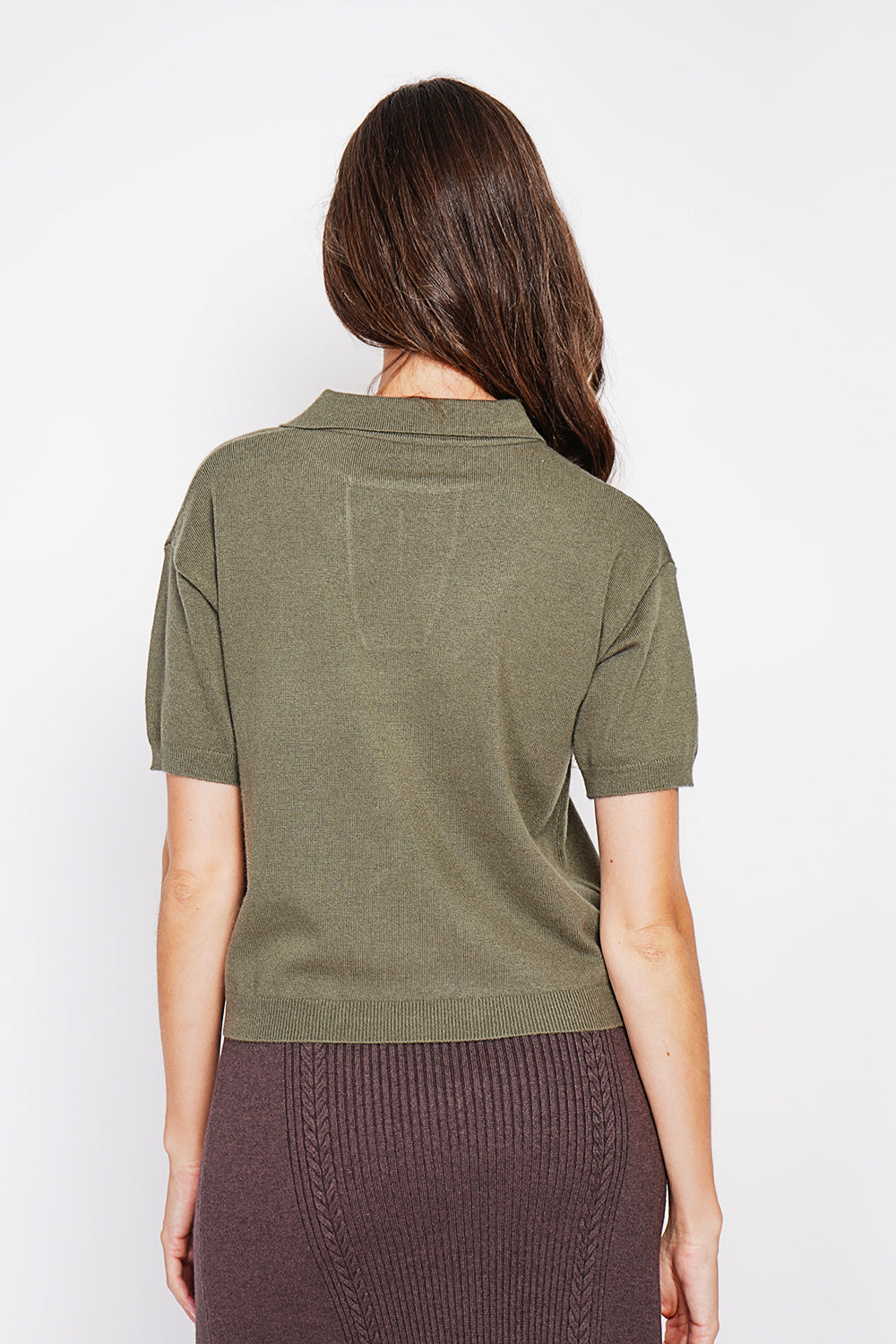 Maglione a collo alto, bordi a coste, vestibilità oversize con maniche di media lunghezza. Cachi