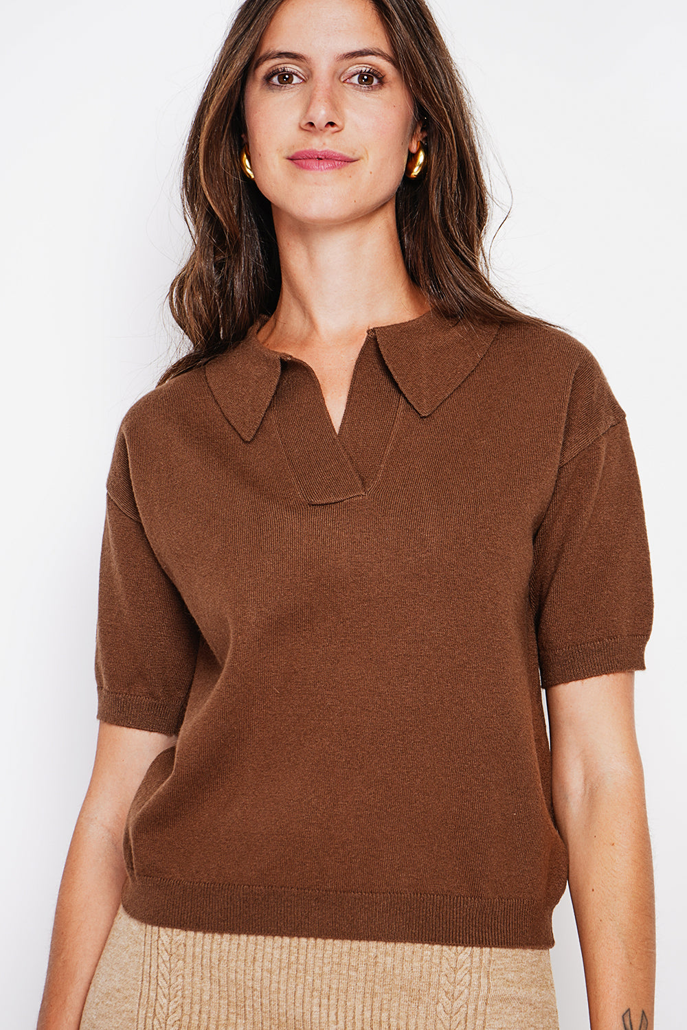 Maglione a collo alto, bordi a coste, vestibilità oversize con maniche di media lunghezza. Marrone