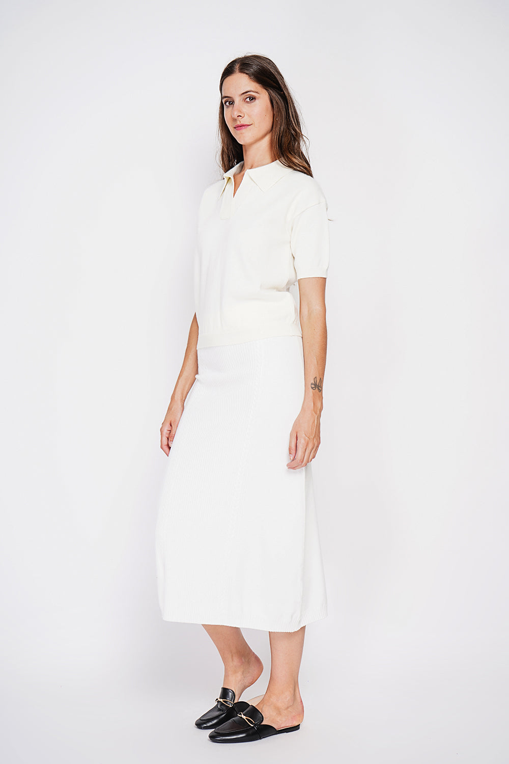 Maglione a collo alto, bordi a coste, vestibilità oversize con maniche di media lunghezza. Naturale