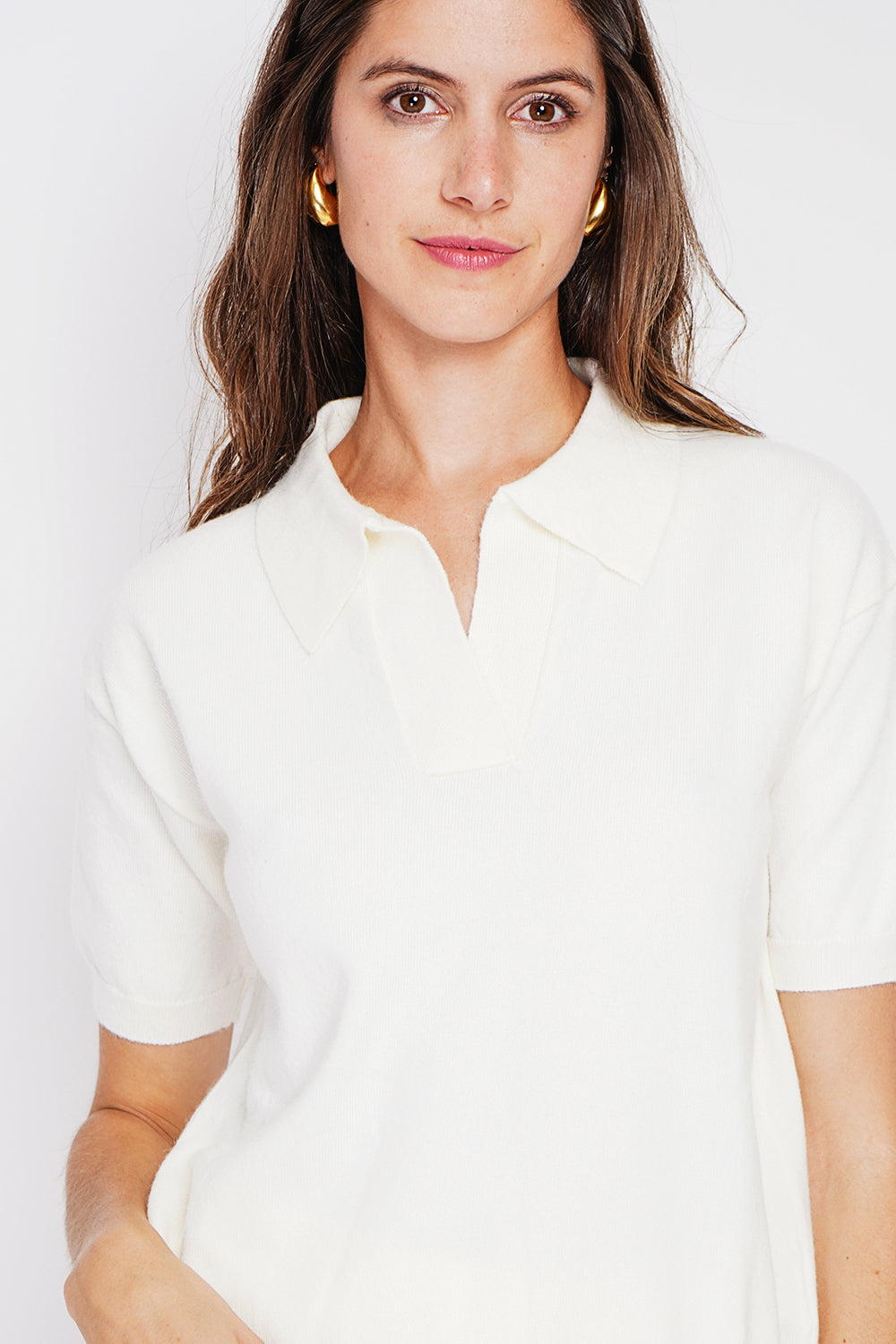 Maglione a collo alto, bordi a coste, vestibilità oversize con maniche di media lunghezza. Naturale