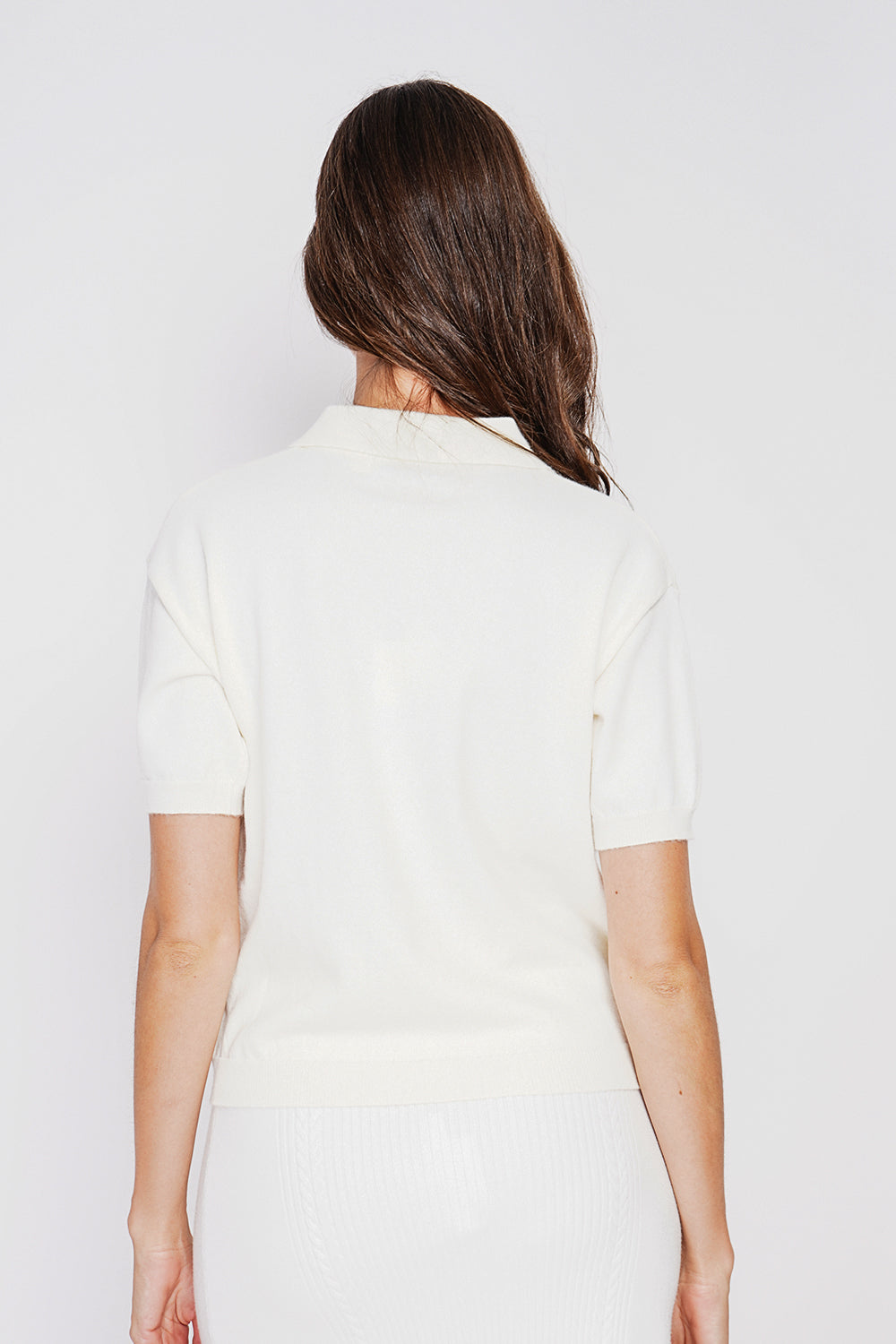 Maglione a collo alto, bordi a coste, vestibilità oversize con maniche di media lunghezza. Naturale