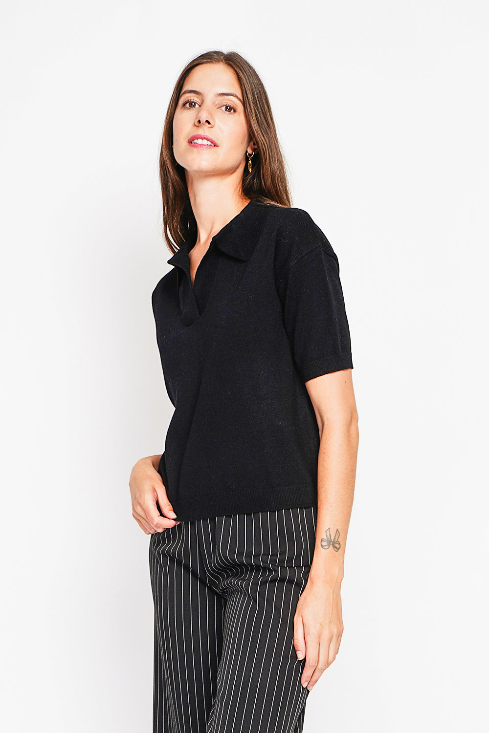 Maglione a collo alto, bordi a coste, vestibilità oversize con maniche di media lunghezza. Nero