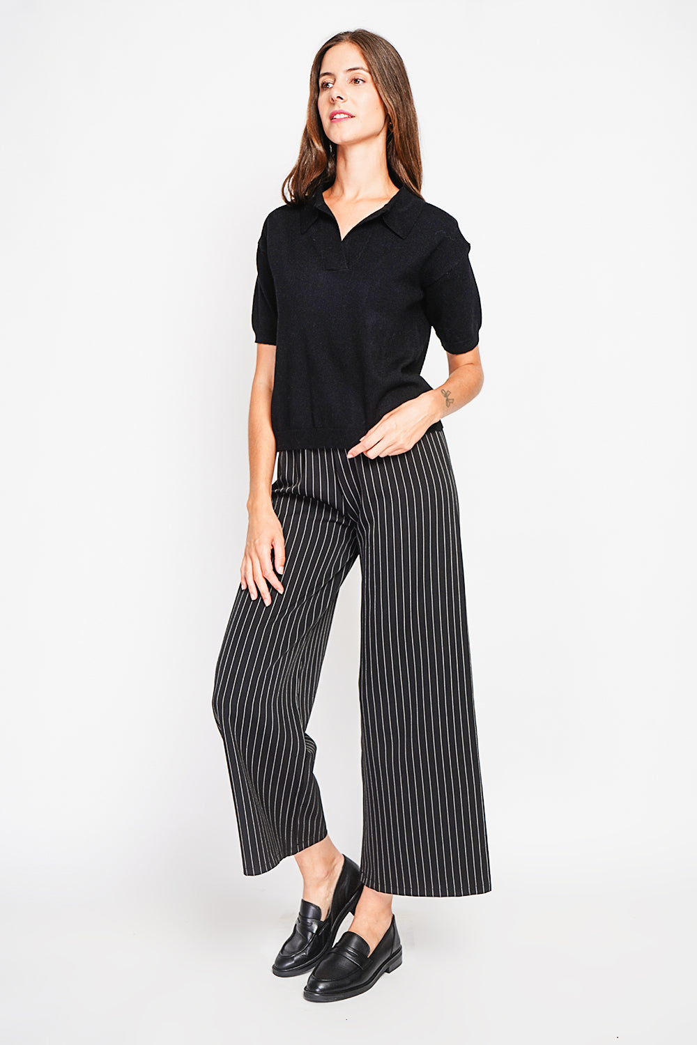 Maglione a collo alto, bordi a coste, vestibilità oversize con maniche di media lunghezza. Nero