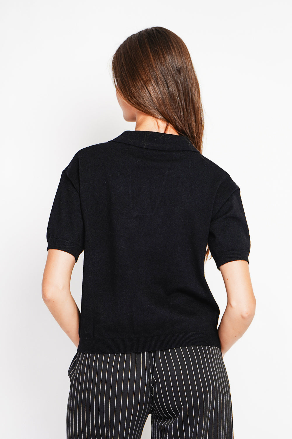 Maglione a collo alto, bordi a coste, vestibilità oversize con maniche di media lunghezza. Nero