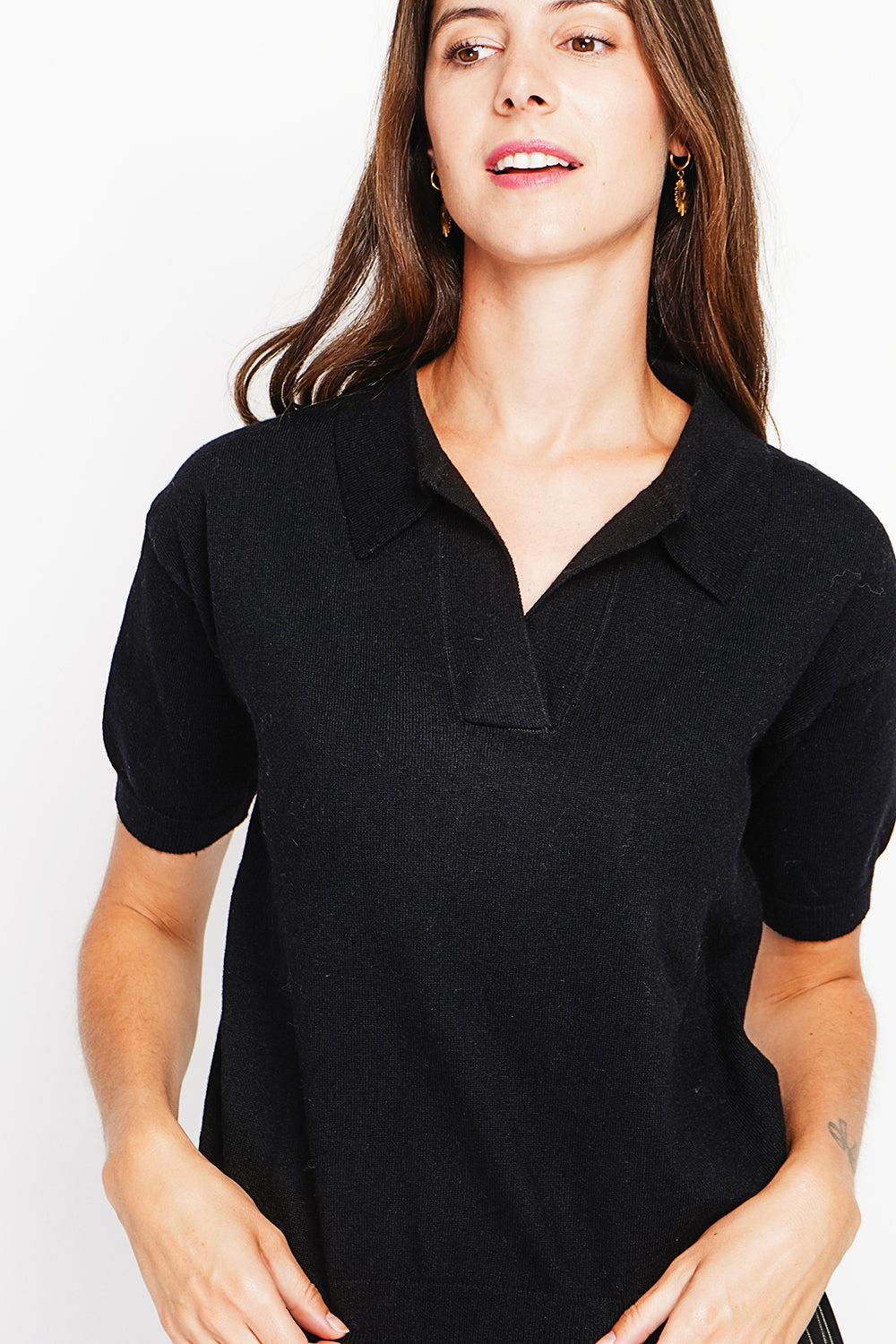 Maglione a collo alto, bordi a coste, vestibilità oversize con maniche di media lunghezza. Nero