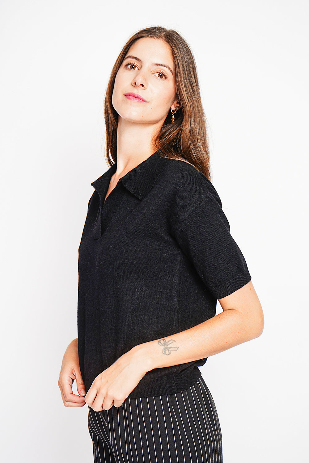 Maglione a collo alto, bordi a coste, vestibilità oversize con maniche di media lunghezza. Nero