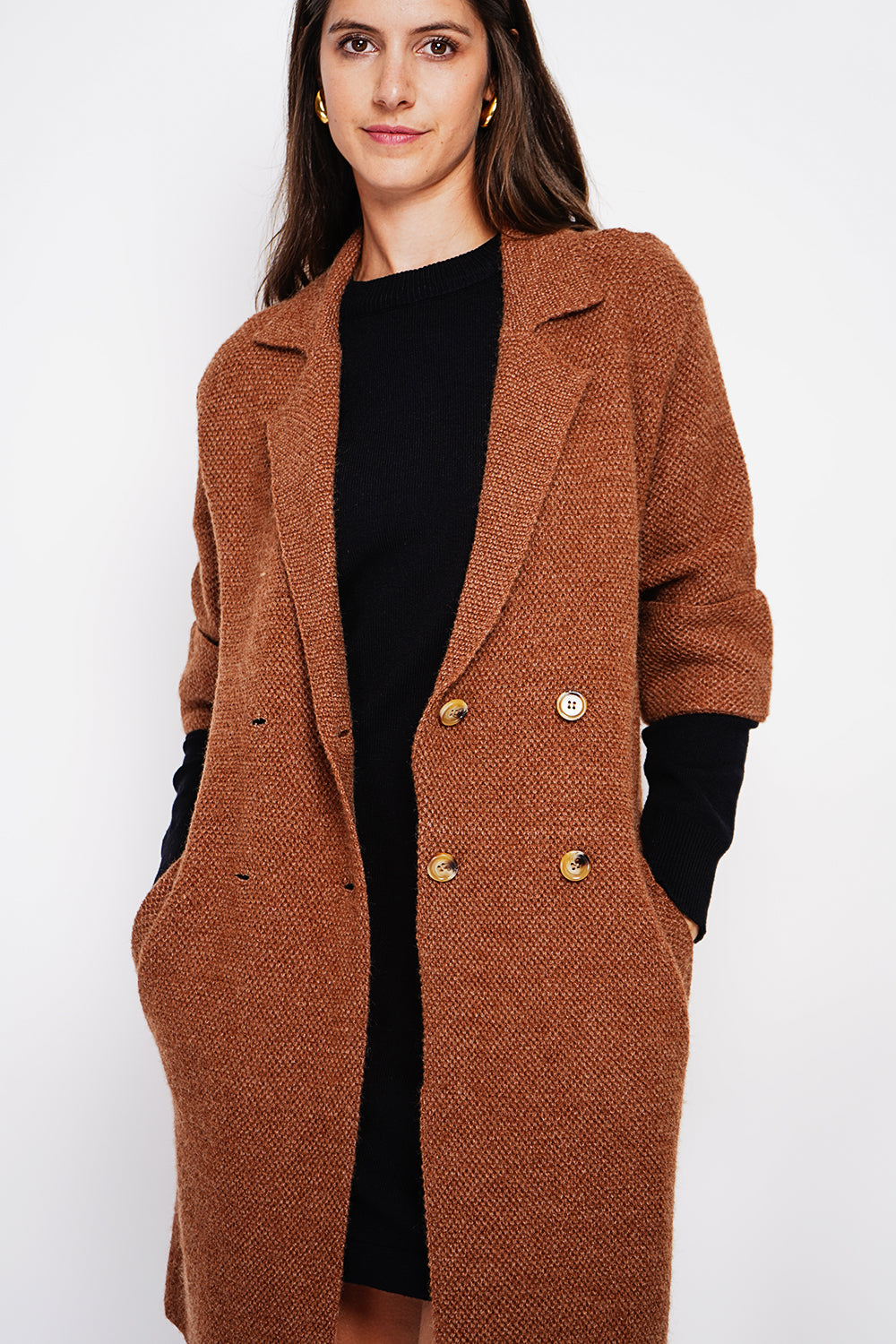 Cappotto lungo con collo a scialle, taglio oversize, tasche anteriori e maniche di media lunghezza - Marrone