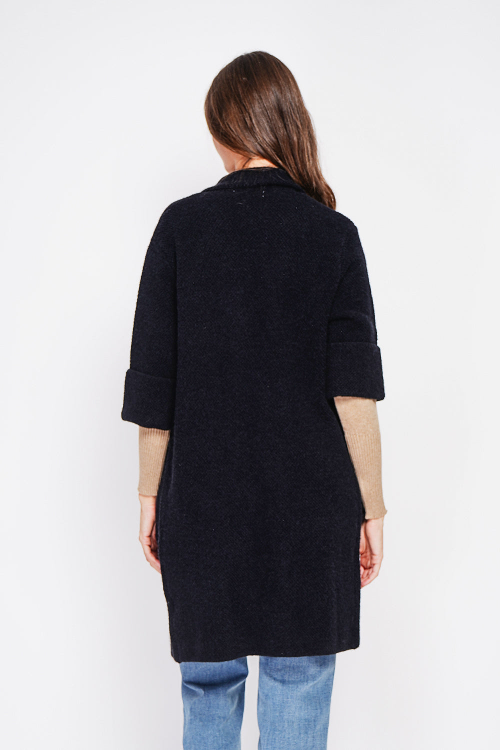 Cappotto lungo con collo a scialle, taglio oversize, tasche anteriori e maniche di media lunghezza - Nero