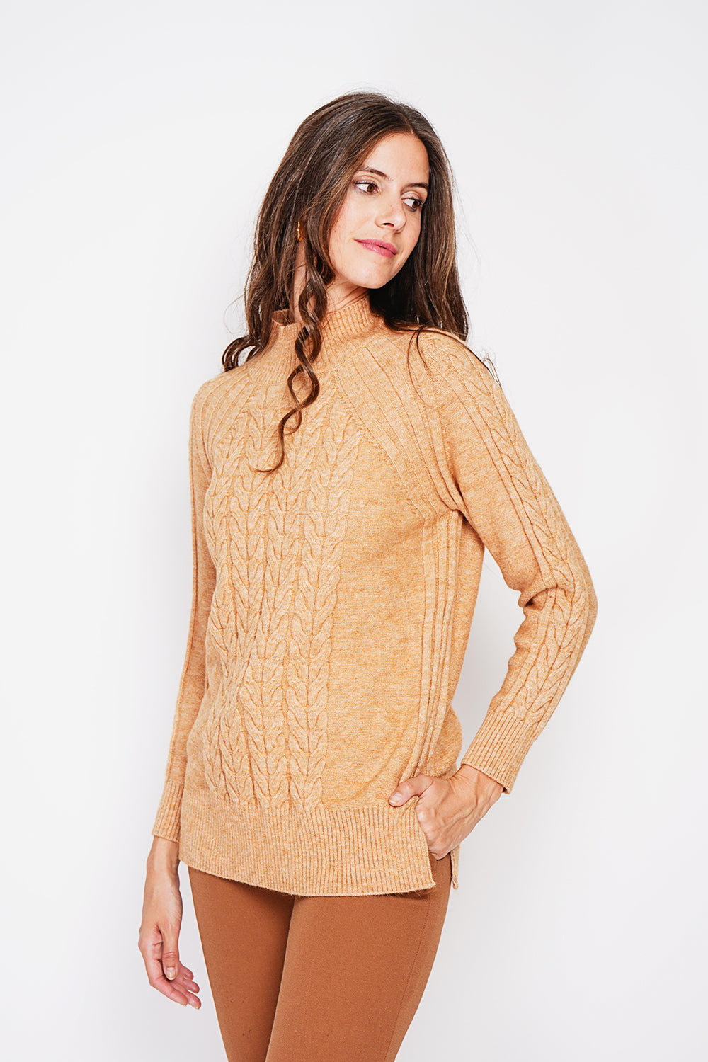 Tunica a maniche lunghe con collo alto e ritorto Cammello