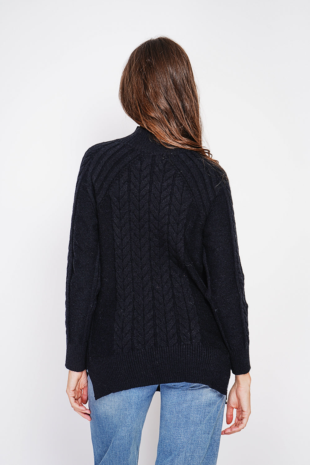 Gilet girocollo con tasche anteriori abbottonate e maniche lunghe Nero