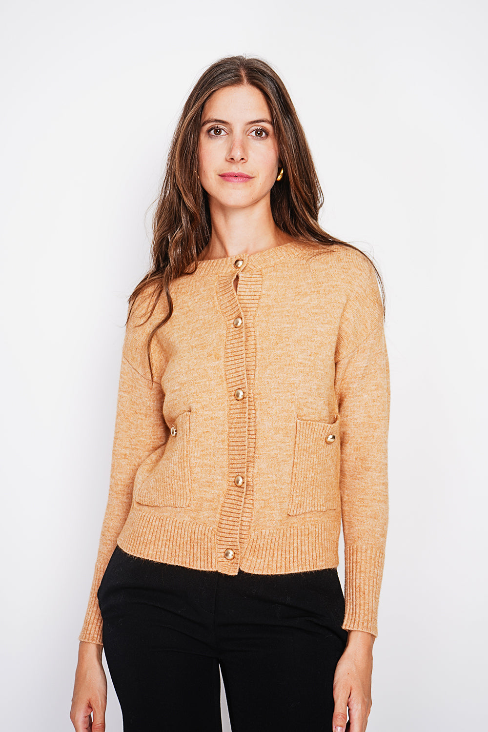 Gilet girocollo con tasche anteriori abbottonate e maniche lunghe Cammello