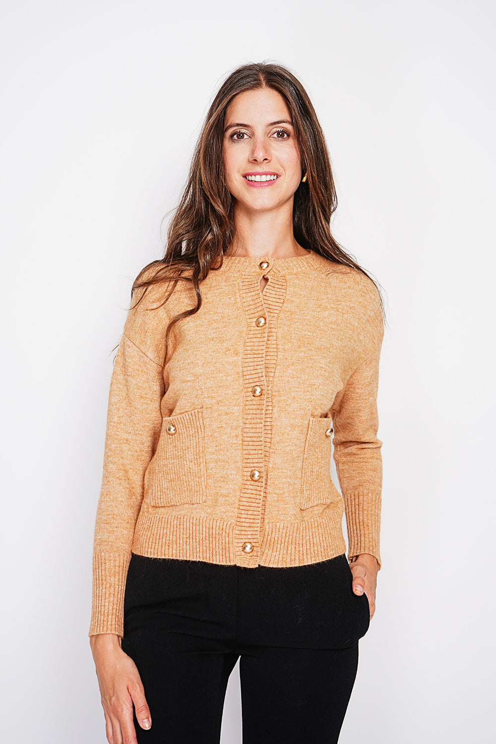 Gilet girocollo con tasche anteriori abbottonate e maniche lunghe Cammello