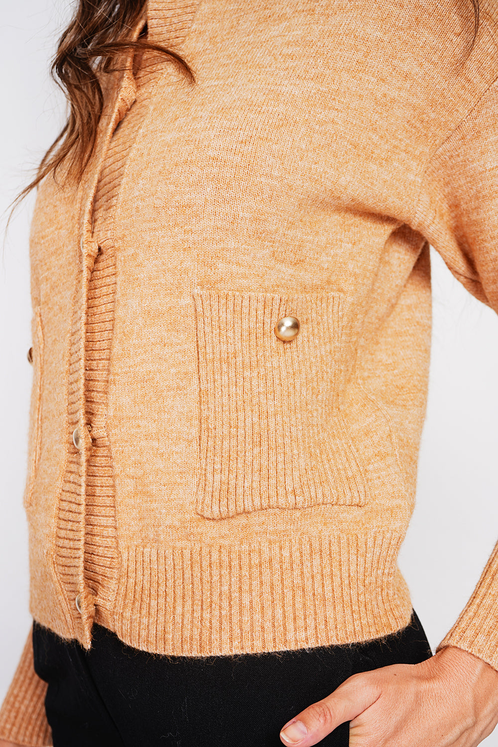 Gilet girocollo con tasche anteriori abbottonate e maniche lunghe Cammello