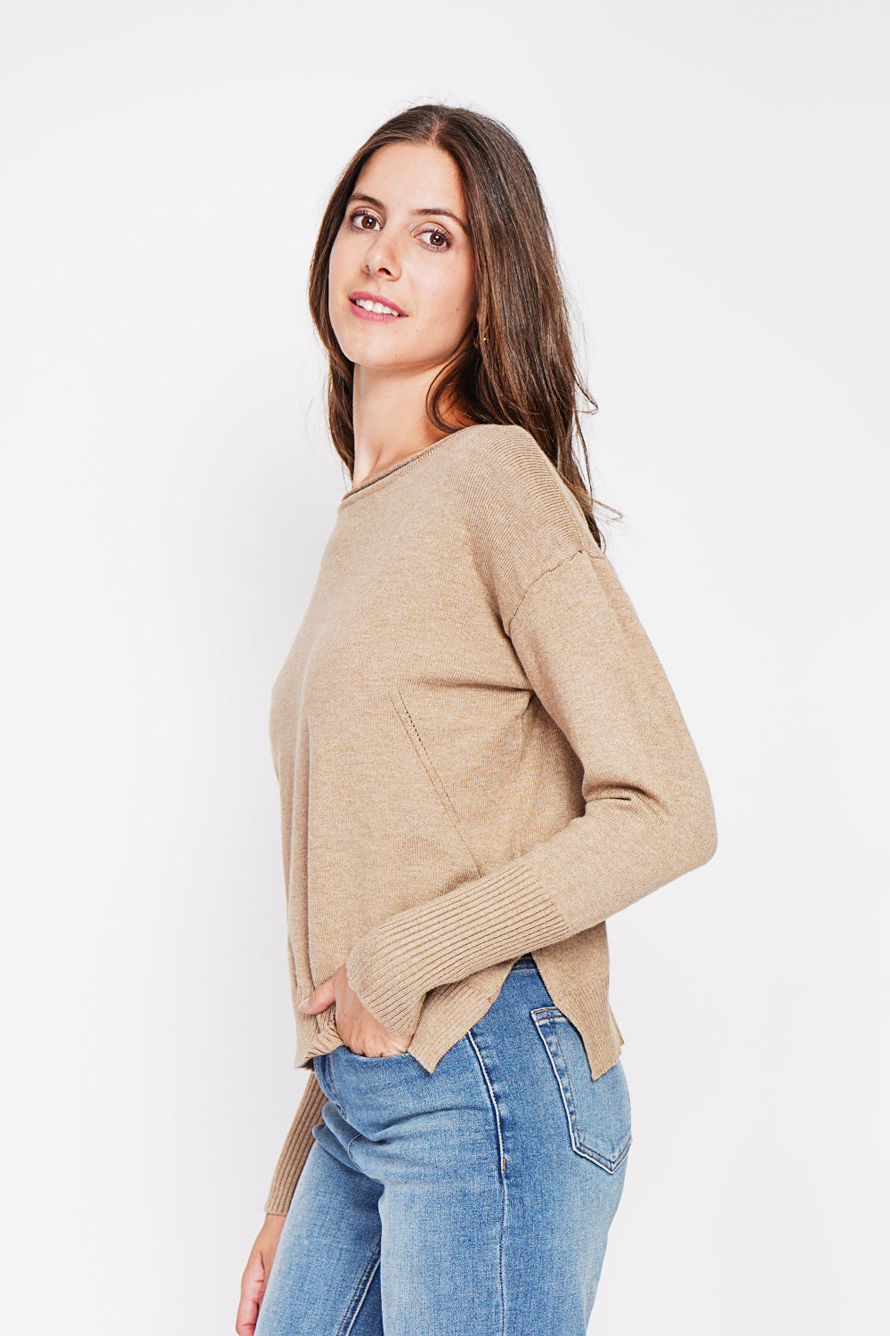 Maglione oversize a collo alto con parte anteriore traforata e maniche lunghe Cammello