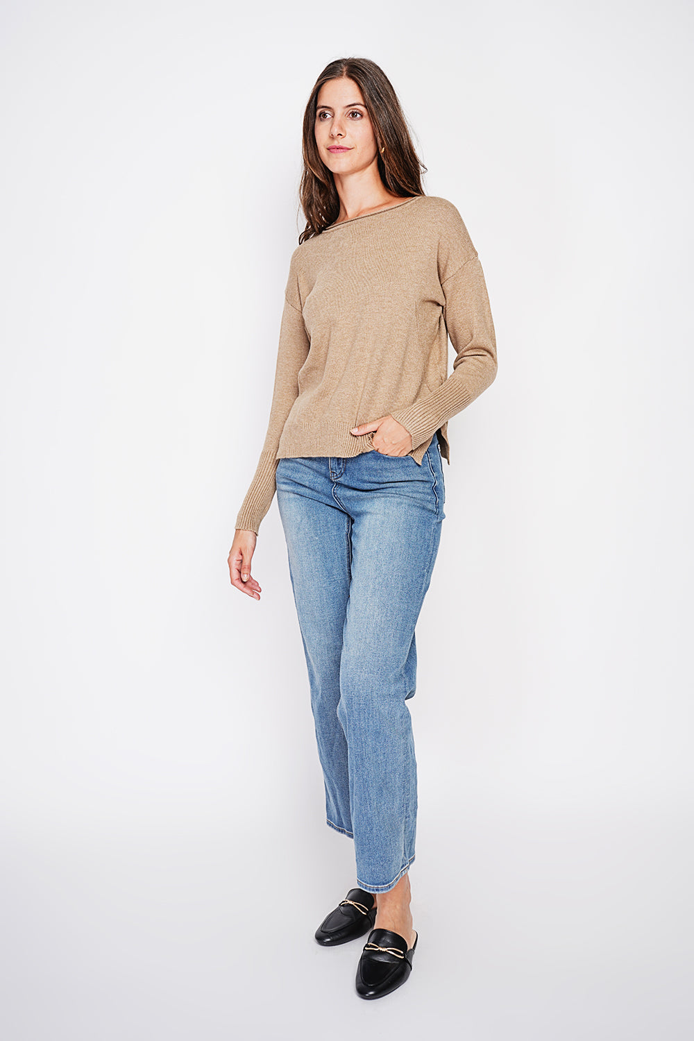 Maglione oversize a collo alto con parte anteriore traforata e maniche lunghe Cammello