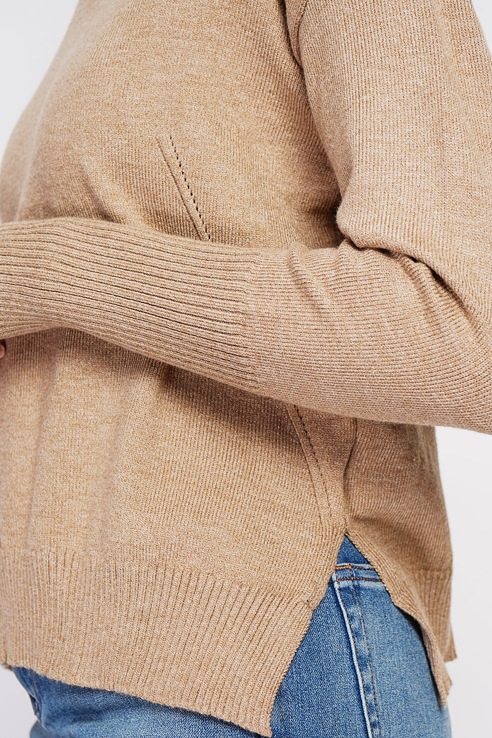 Maglione oversize a collo alto con parte anteriore traforata e maniche lunghe Cammello